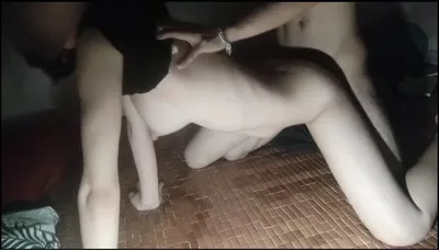 Tranh thủ lúc con ngủ hai bà xã người chồng lén lút làm tình - 2