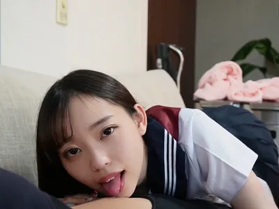 Nữ sinh ngây thơ bị tên ba cóc chọc dương vật giả vào lồn