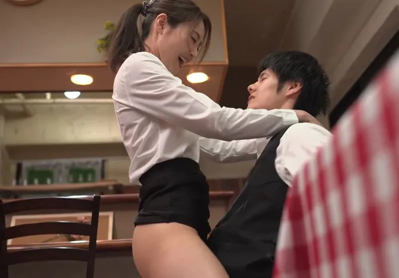 Cậu trai trẻ phang cô nhân viên nữ có chồng yêu nhưng ông xã “yếu”