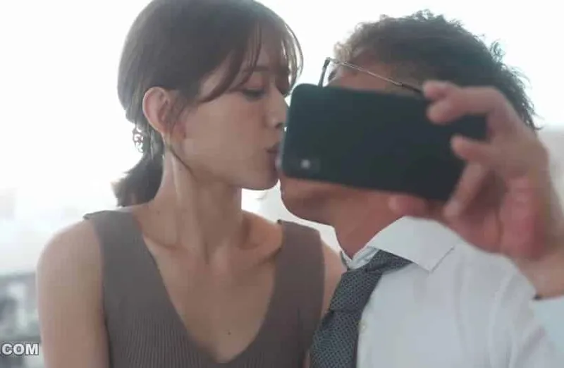 Thấy bà xã hơi lạ, anh xã xem điện thoại vợ yêu và thấy cảnh chịch với sếp của mình